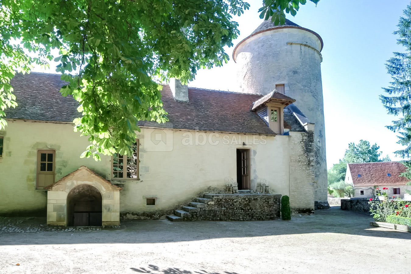 Cour du château - Pigeonnier et gîte attenant