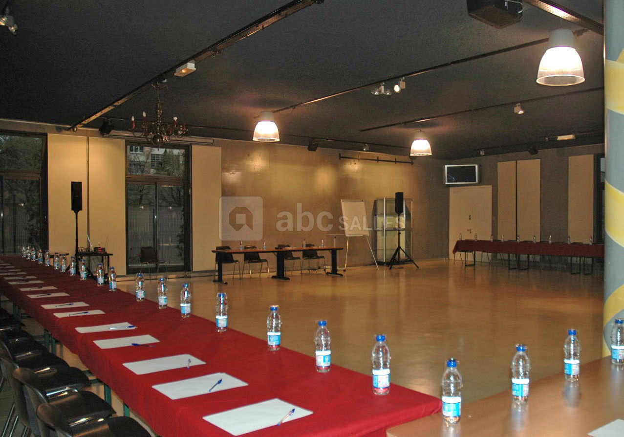 Salle en u pour 65 participants