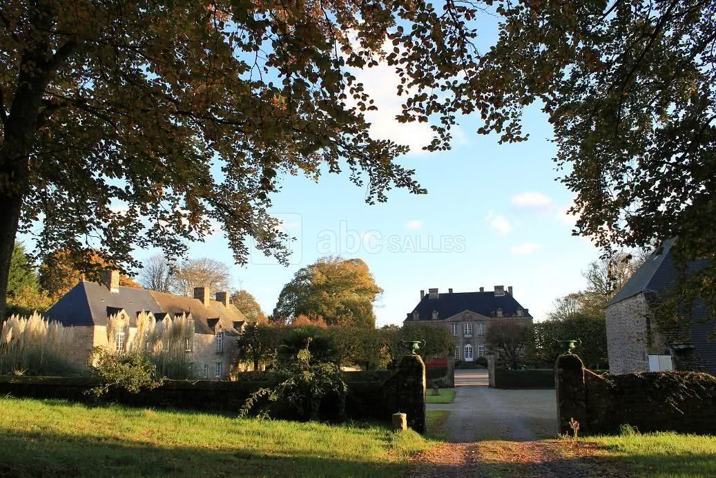 Château de Carneville - vue depuis l'allée principale