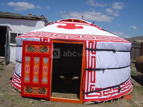 La yourte mongole installée sur son pont
