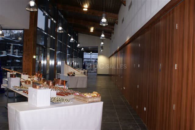 Buffet dans la salle des pas perdus
