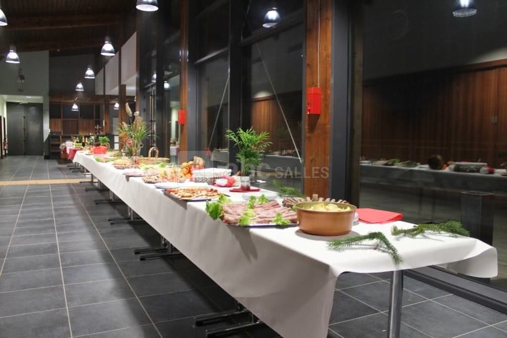 Buffet dans la salle des pas perdus