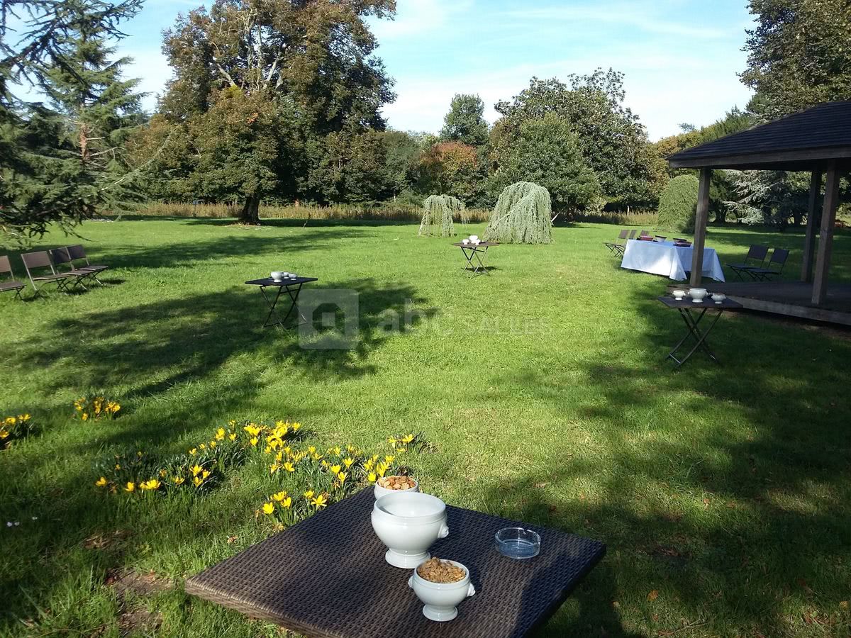 Vin d'honneur dans le parc