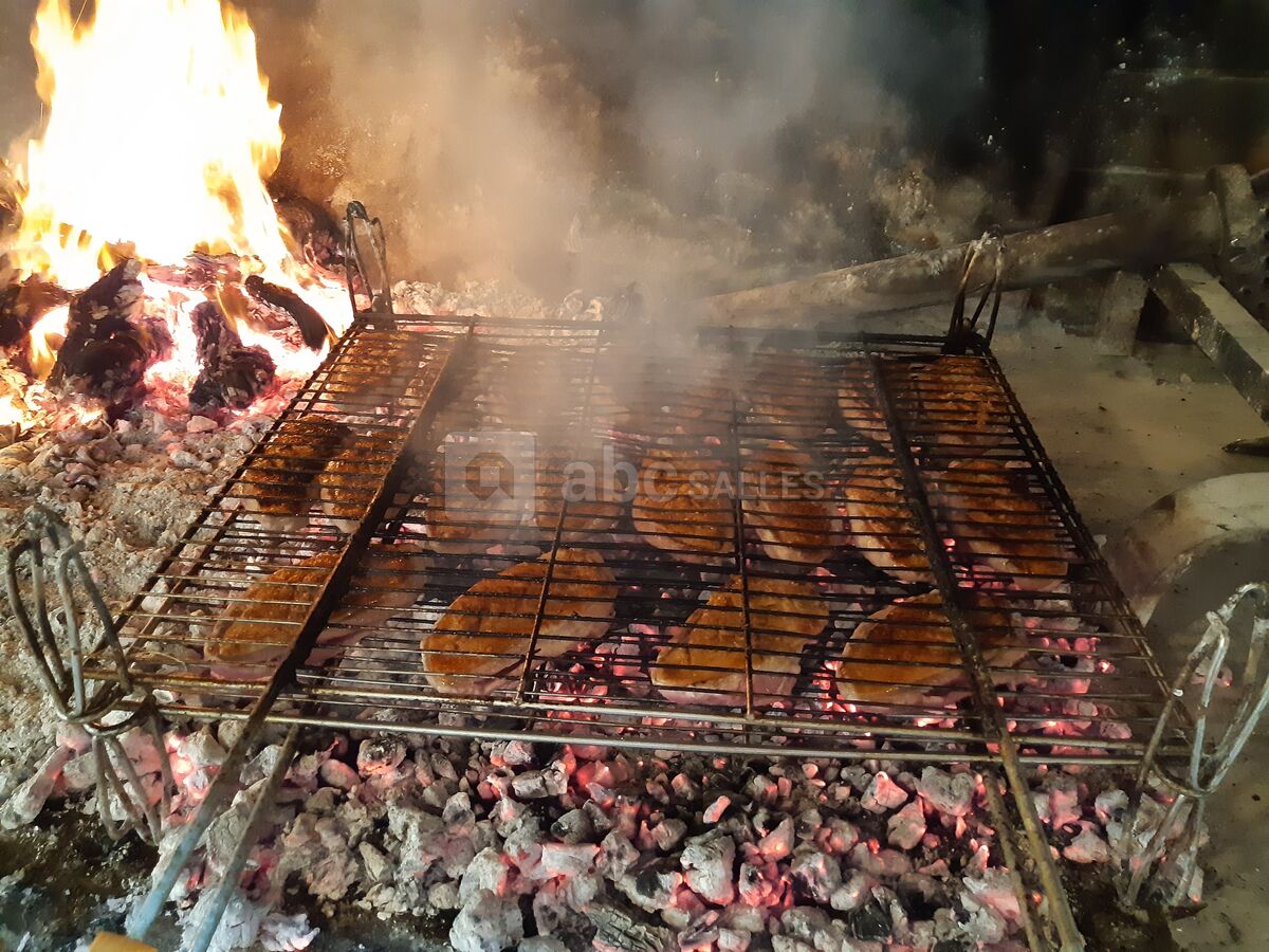 Viande grillée à la cheminée