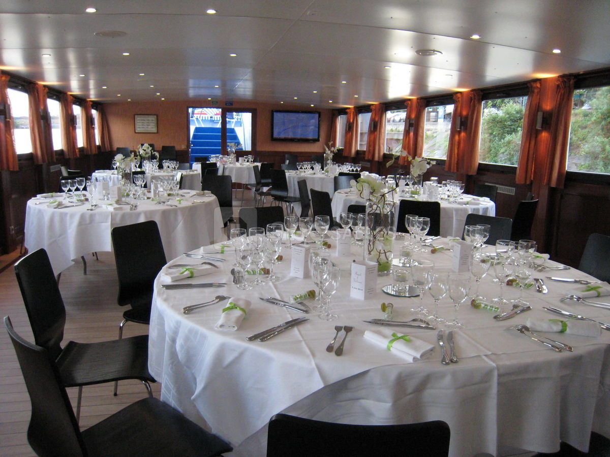 Bateau signac grand salon en repas servi