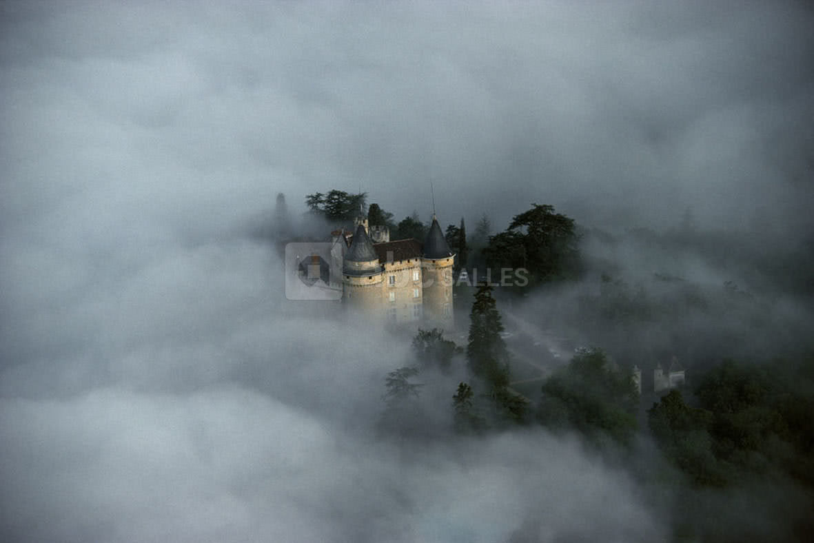 Château de mercuès vu du ciel, dans la brume