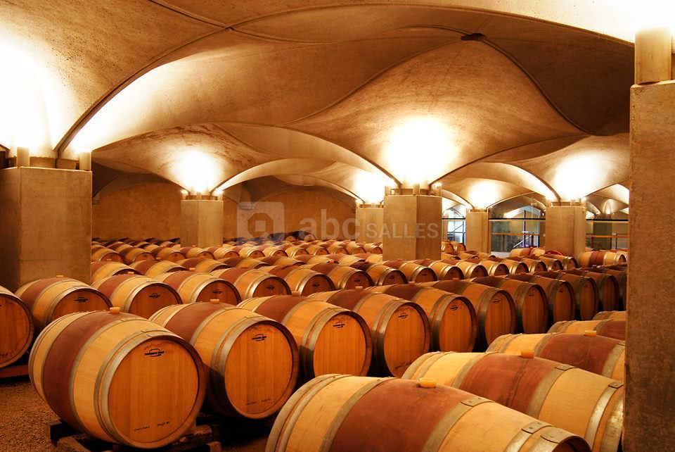 L'intérieur du chai du château