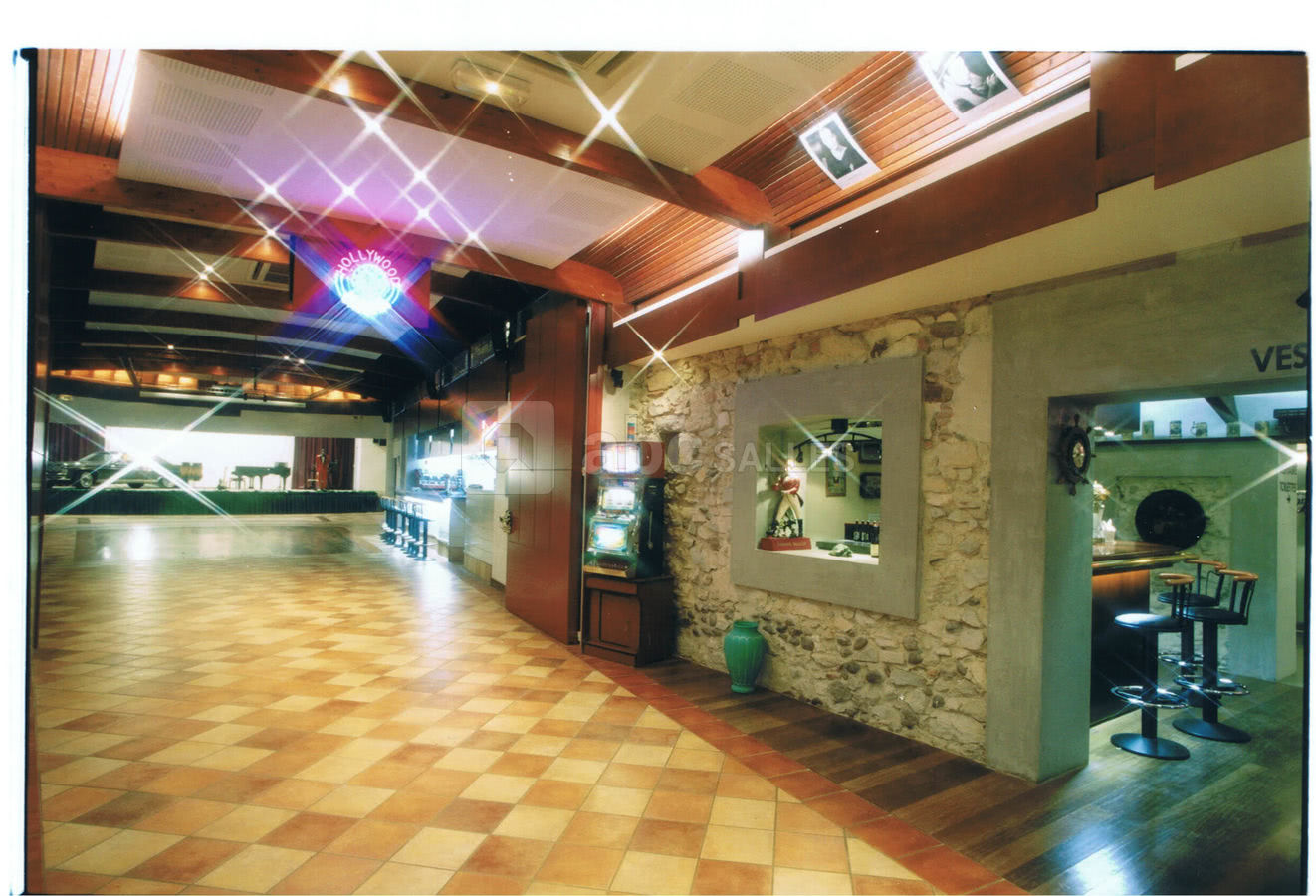 Salle bordeaux et petit pub année 60