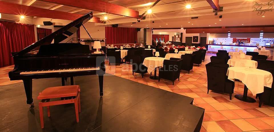 Piano bar