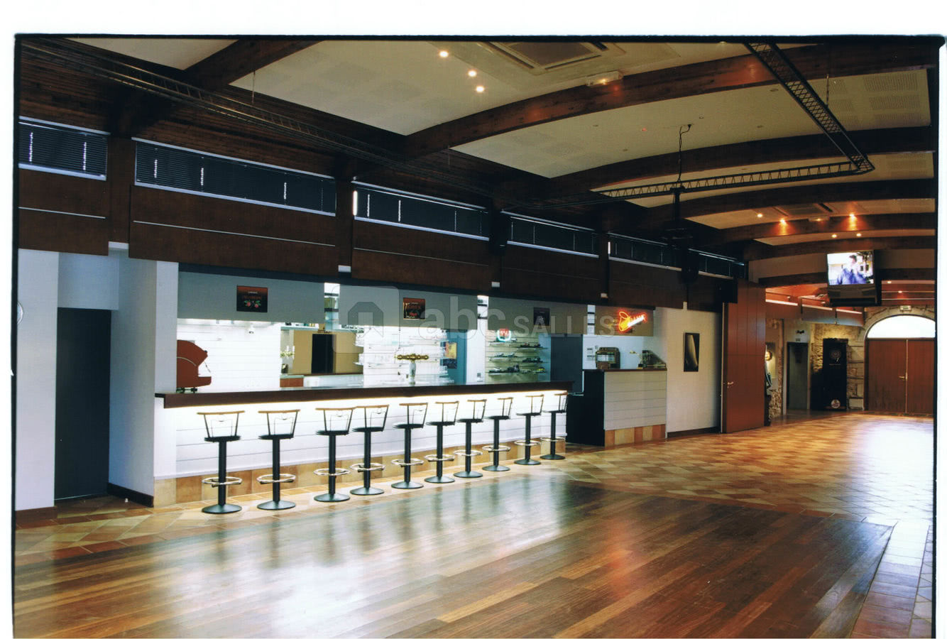 Salle bordeaux et son plancher en bois exotique