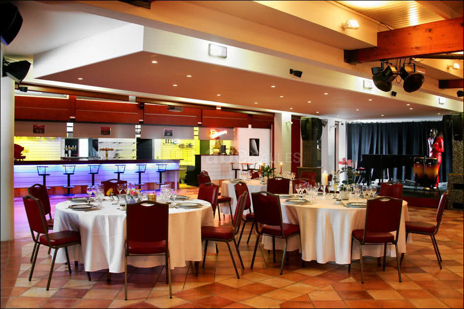 Salle bordeaux repas tables rondes