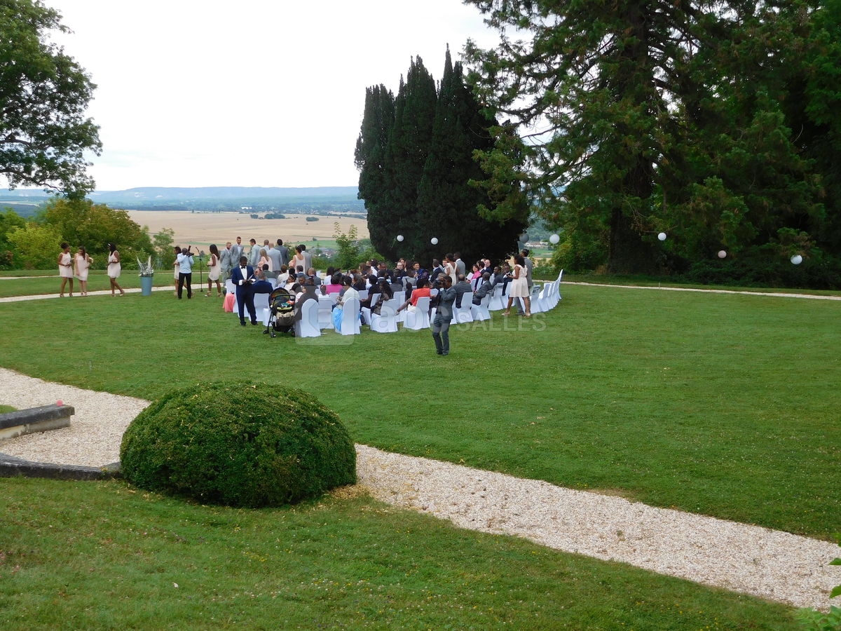 Cérémonie dans le parc