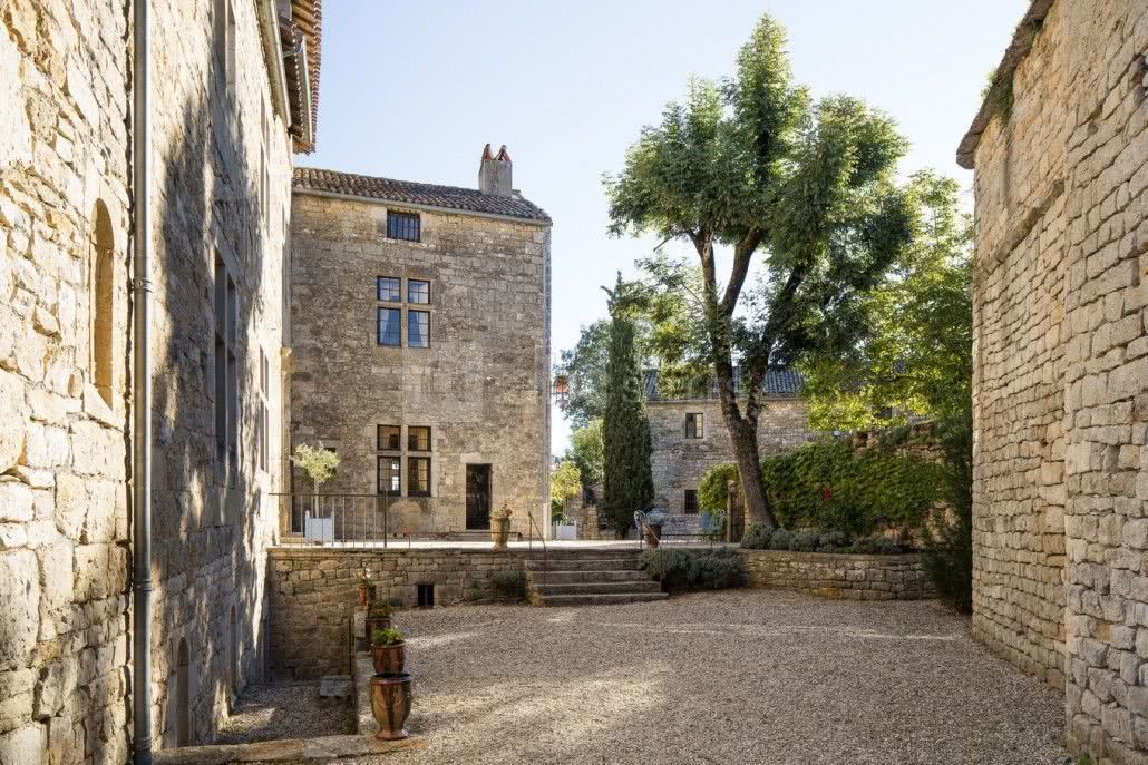 Cour intérieure du château près de l'entrée de la chapelle Saint Martin , construite en l'an 930 .