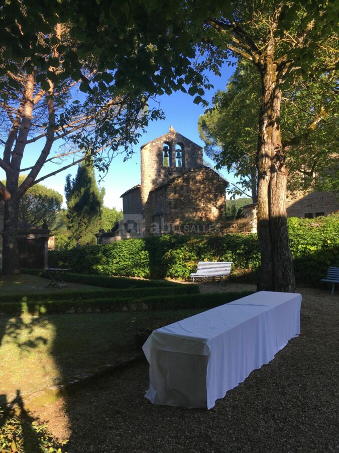 La cour intérieure proche de la chapelle du 9 -ème siècle , et de la fontaine médiévale
