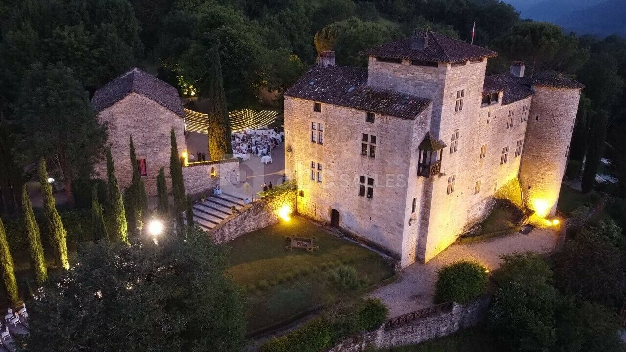 Le château reste éclairé pendant les mariages.