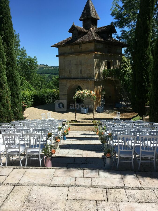 La descente vers le Pigeonnier : escalier avec larges marches pour 170 chaises