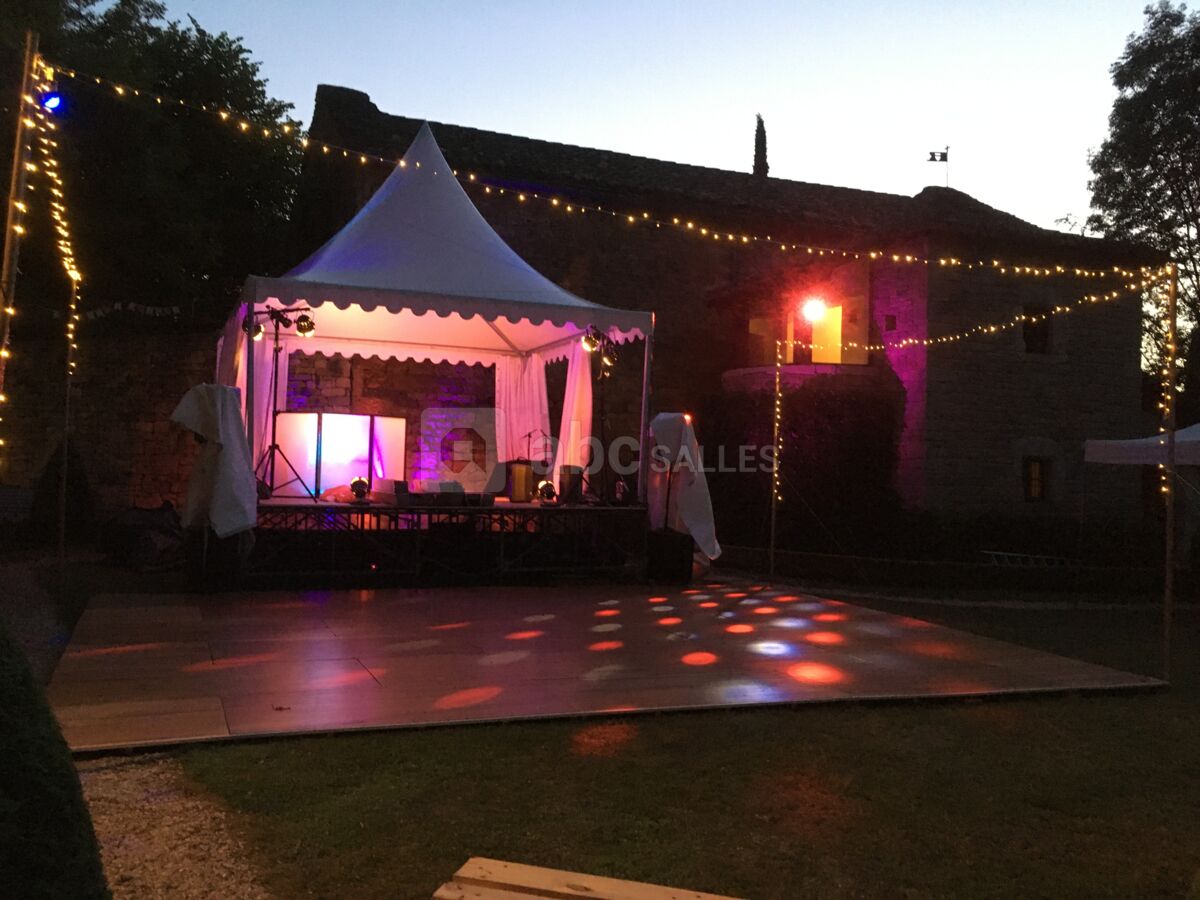 Exemple de piste de danse installée devant les salles de mariages , dans le jardin à la Française
