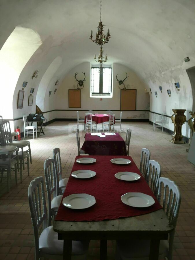 Salle du bas  pour danser , repas ou expositions (anciennes écuries )