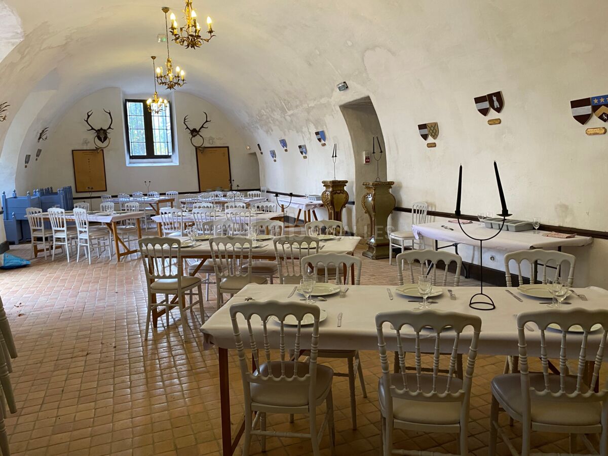 Salle du bas  pour danser , repas ou expositions (anciennes écuries )