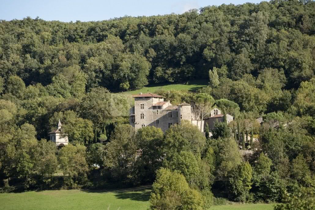 Le château de Cas , entierement restauré  à partir de 1979 par la famille de Lastic Saint Jal qui l'habite .