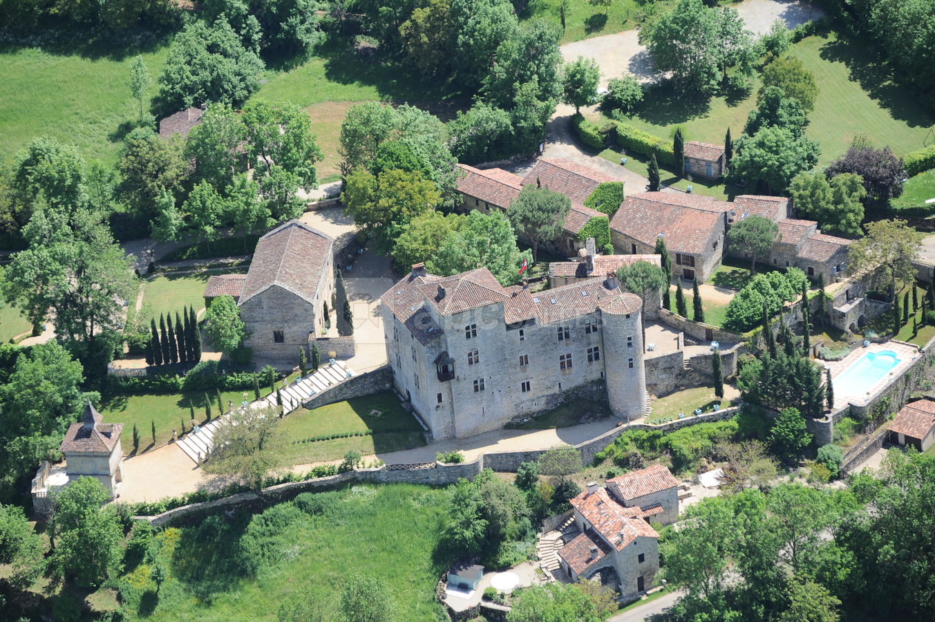 Le château de Cas , ses gîtes avec piscine , parkings et plusieurs jardins
