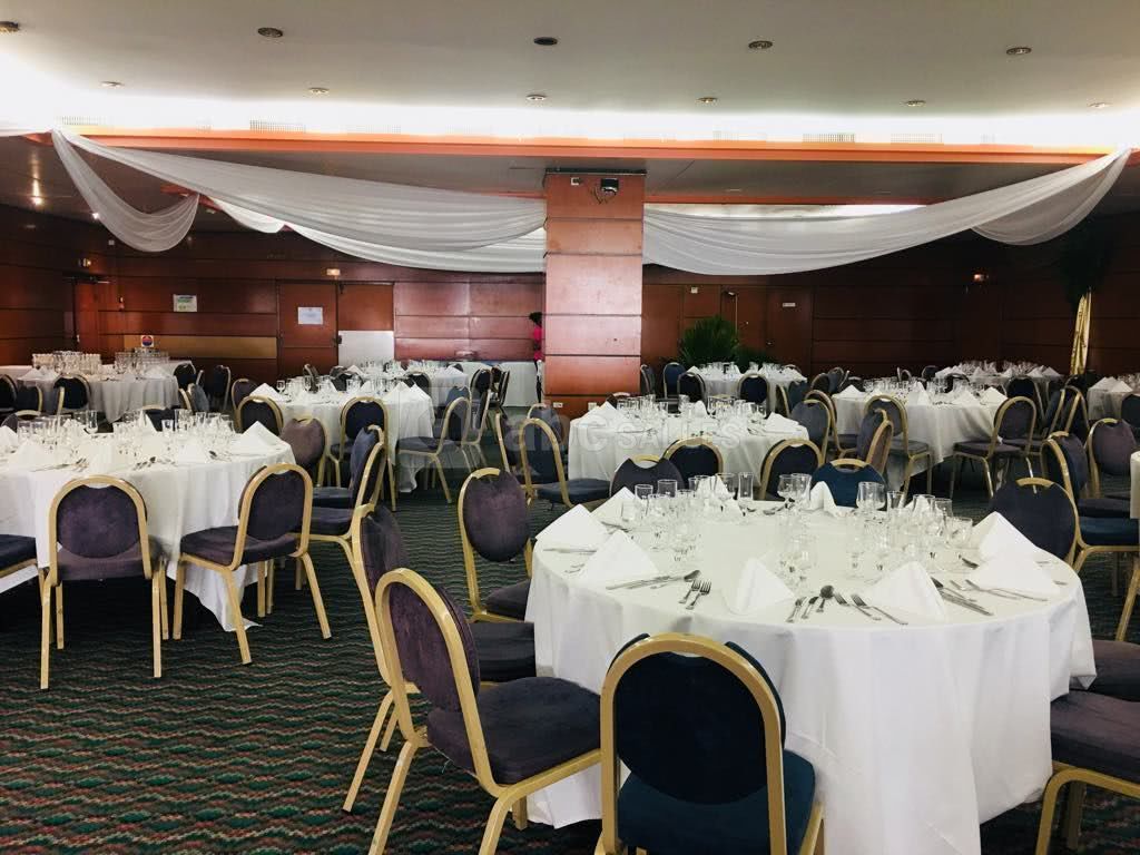 Mise en place d'une salle pour un dîner de gala
