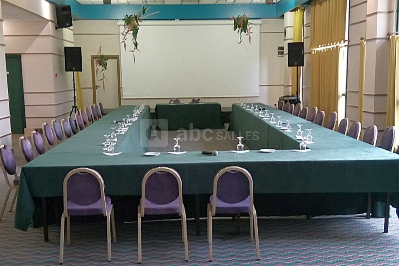Salle de réunion en U
