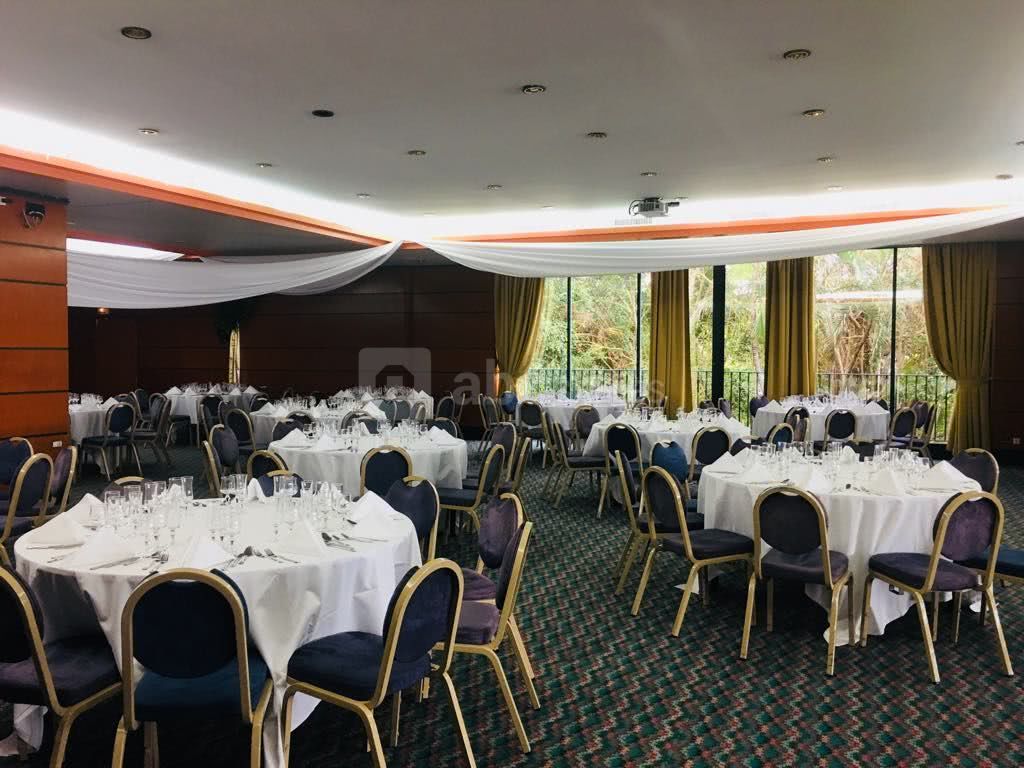 Mise en place d'une salle pour un dîner de gala