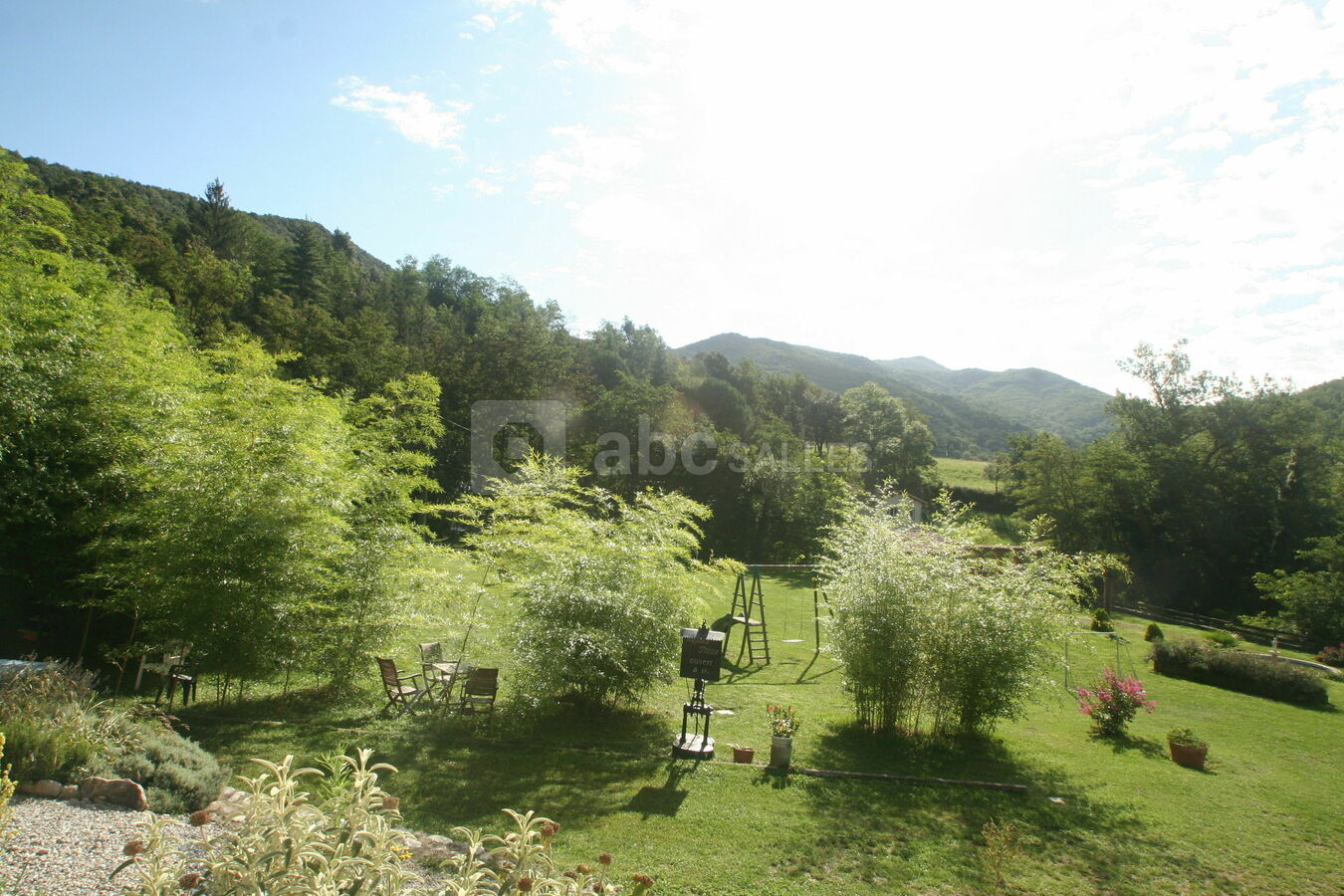 Devant le mas: terrain d ejeux et de la détente