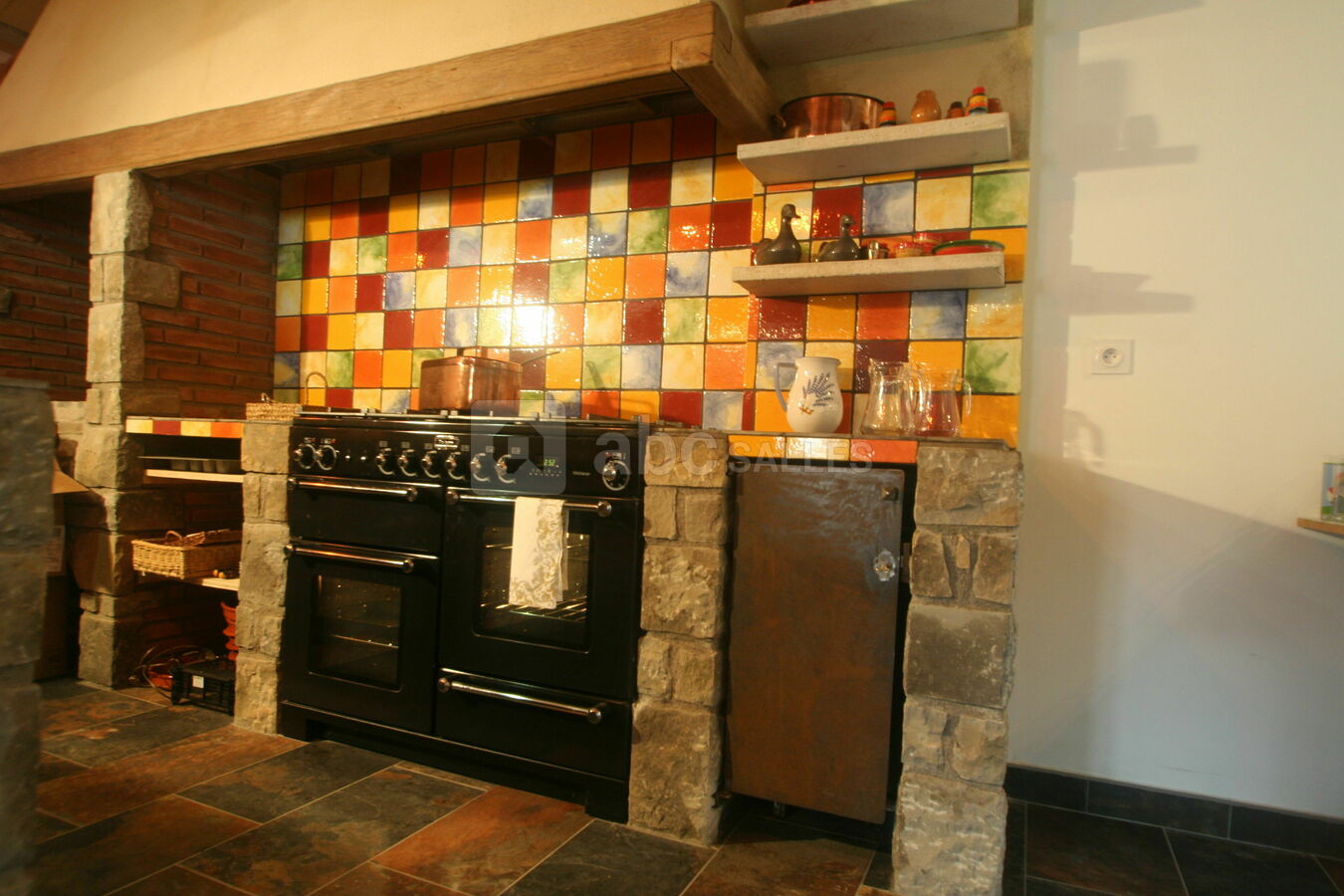 La cuisine ouverte sur la salle avec piano Falcon