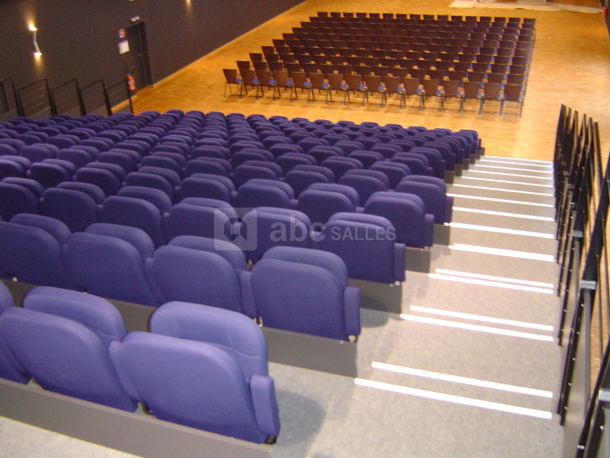 Tribune + 160 chaises et scène