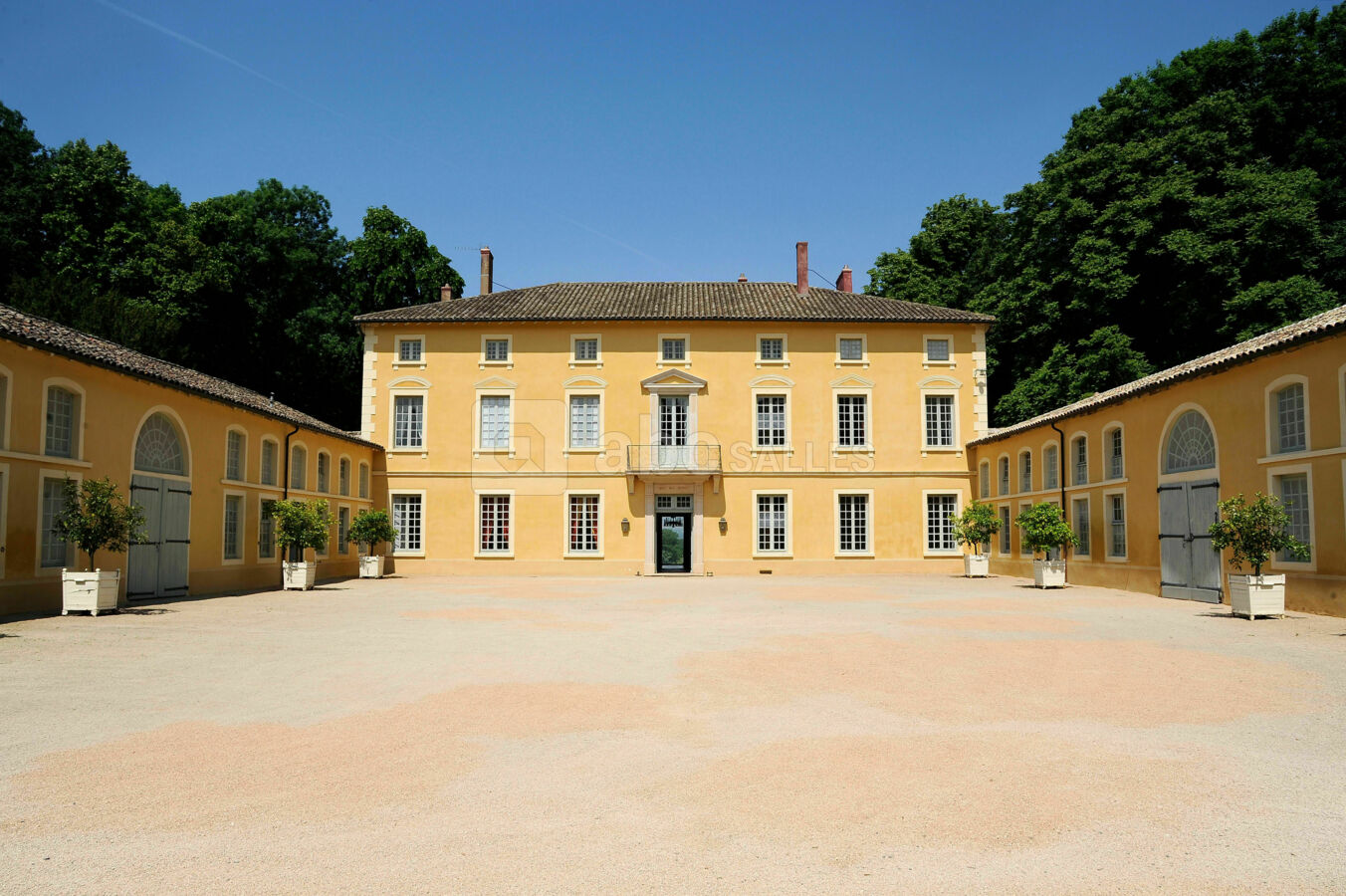 La Cour d'Honneur avec à gauche l'ensemble Salle de la Cour d'Honneur, Véranda et Salle de la Saône et à droite la Salle des Fresques