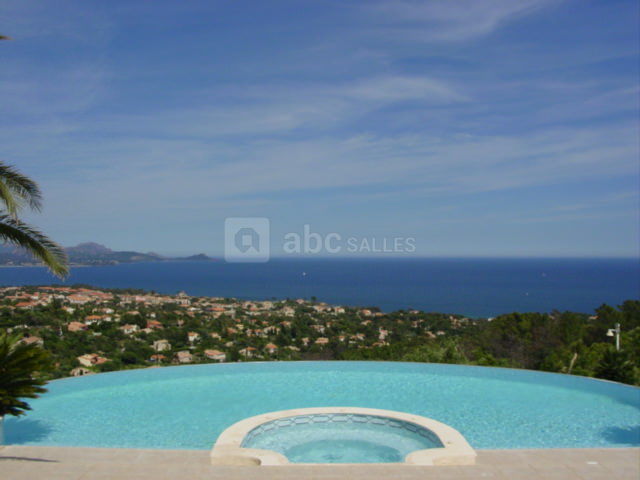 La piscine et vue panoramique sur la mer