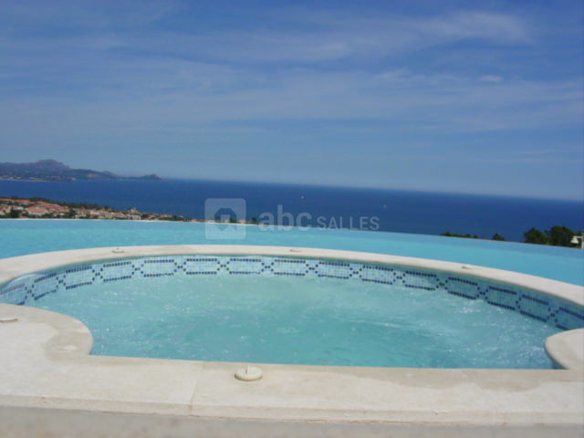 La piscine et vue panoramique sur la mer