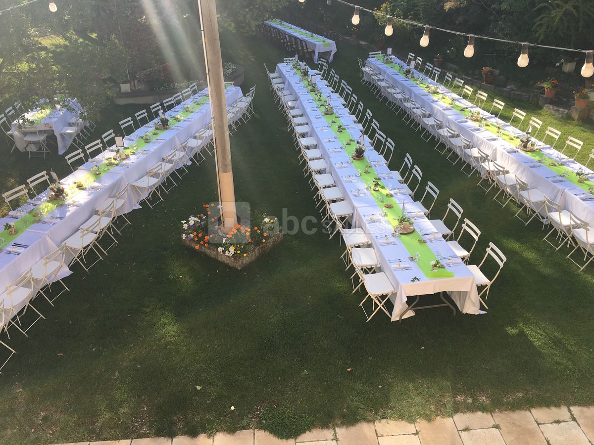 Repas de groupe sur la pelouse