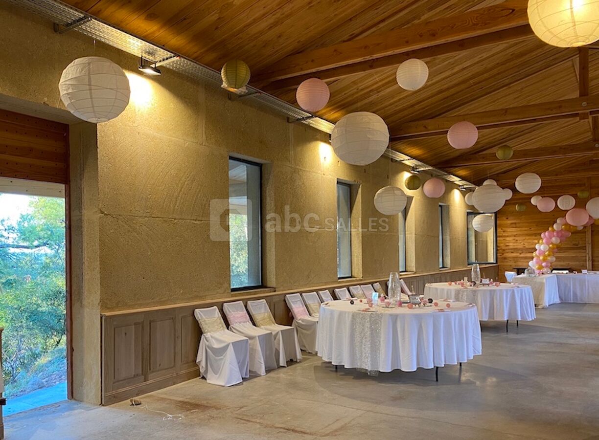La salle et l'accès vers la terrasse extérieure