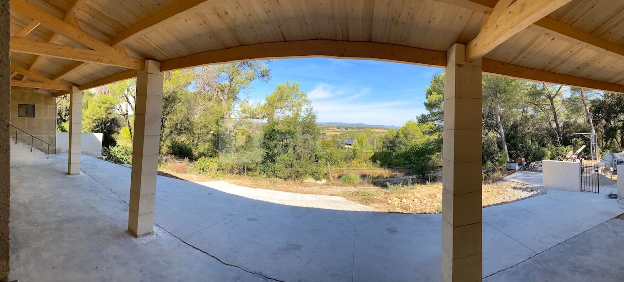 Vue sur la campagne de la terrasse extérieure