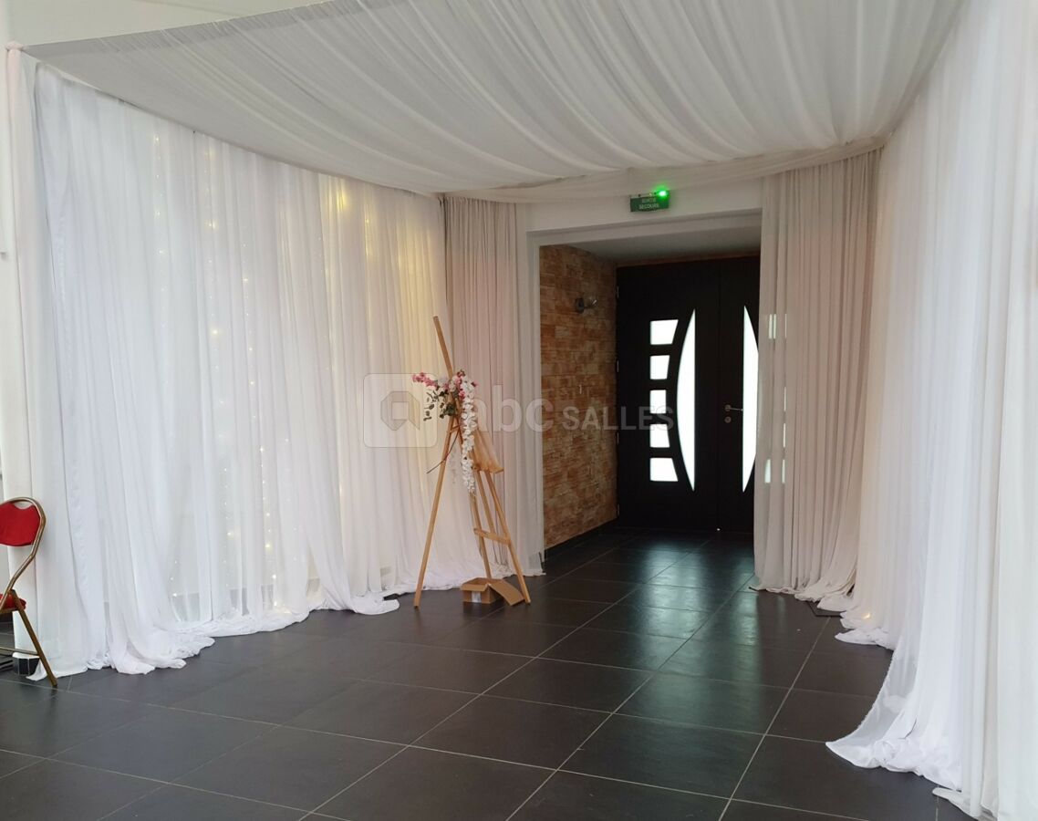 Accueil dans verrière décorée