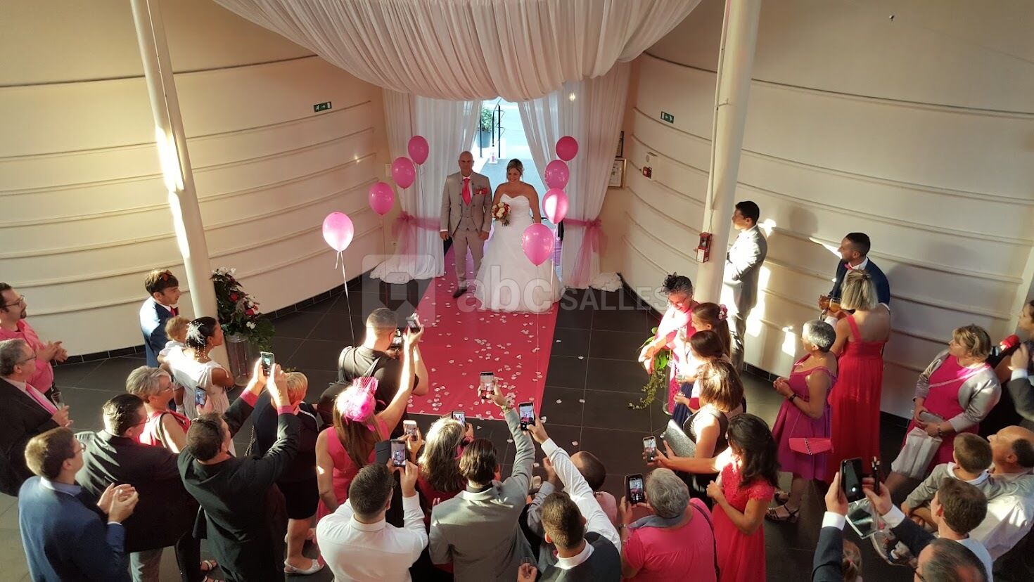 Accueil des mariés dans verrière décorée