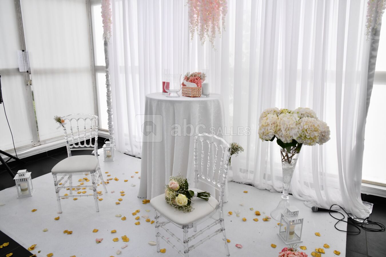 Verrière -cérémonie religieuse ou laique en intérieure