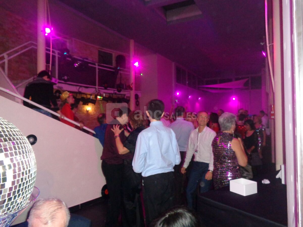 Soirée dansante dans verrière