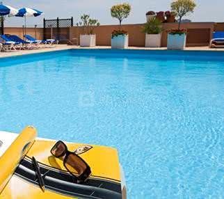 Piscine et solarium