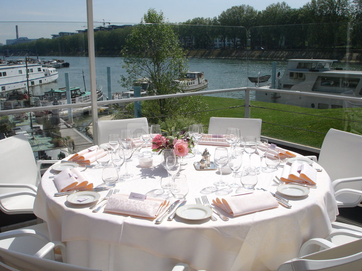 La terrasse avec vue sur la seine
