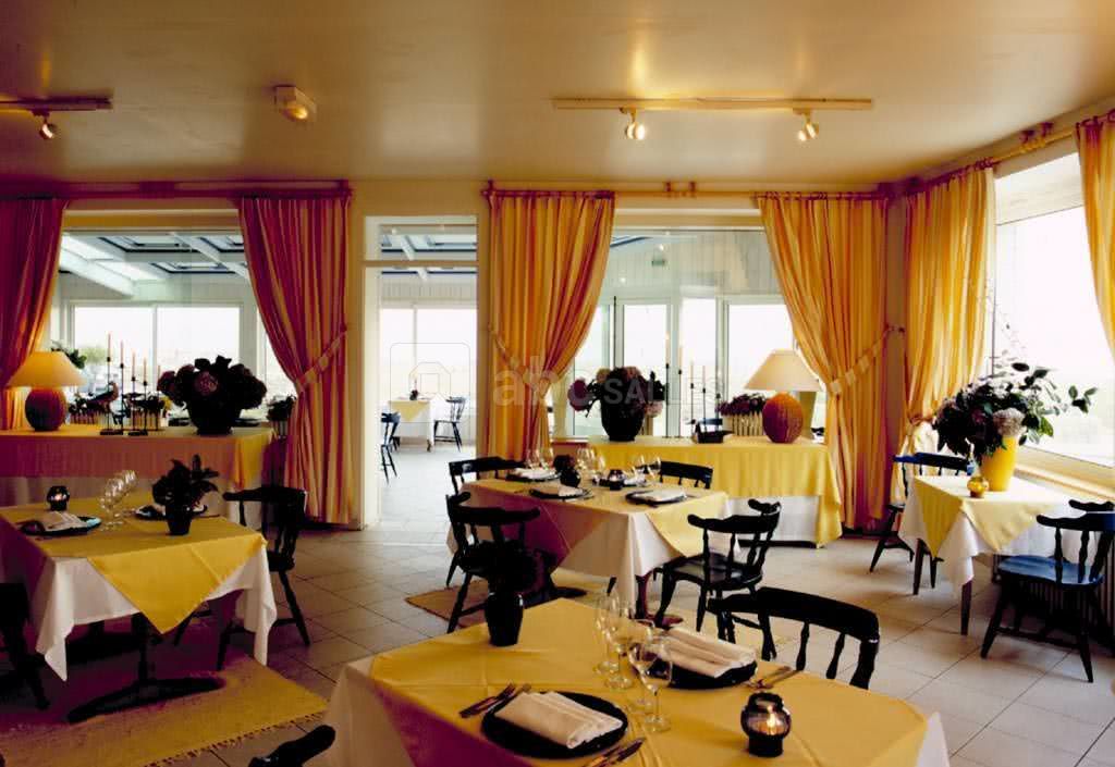 Une salle à manger terrasse panoramique vue mer
