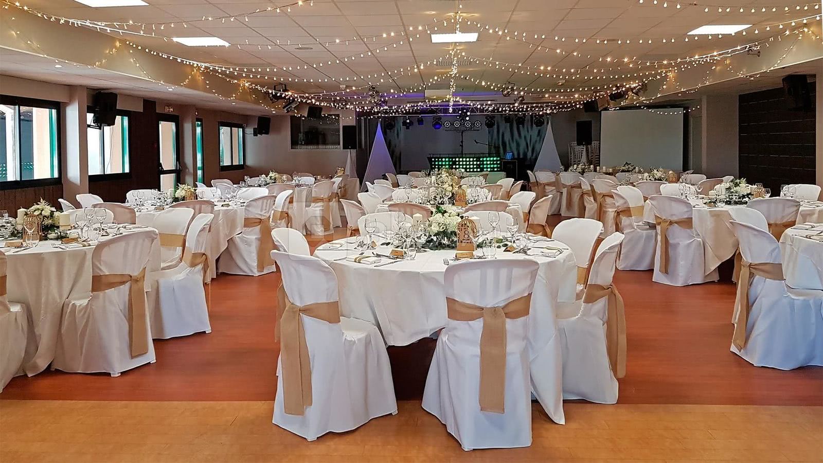 Mariage dans la salle de réception à Mané Guernehué