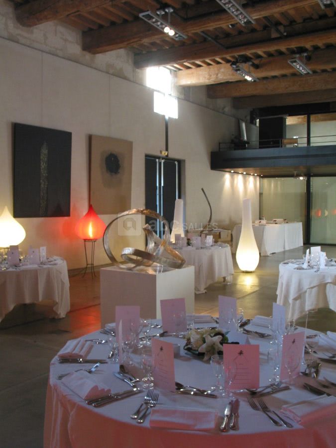 Dîner-exposition salle brun