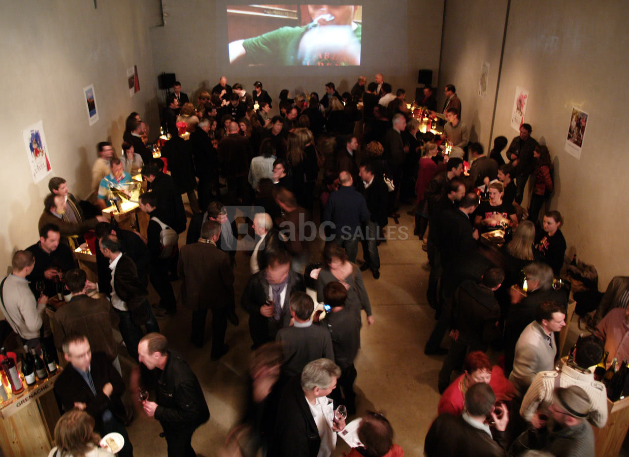 Dégustation de vin salle brun