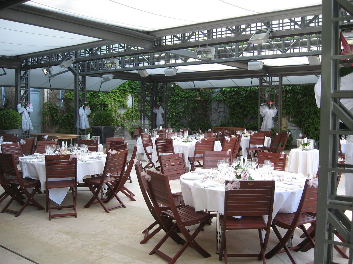Repas dans l'orangerie