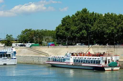 Bateau au quai d'arles