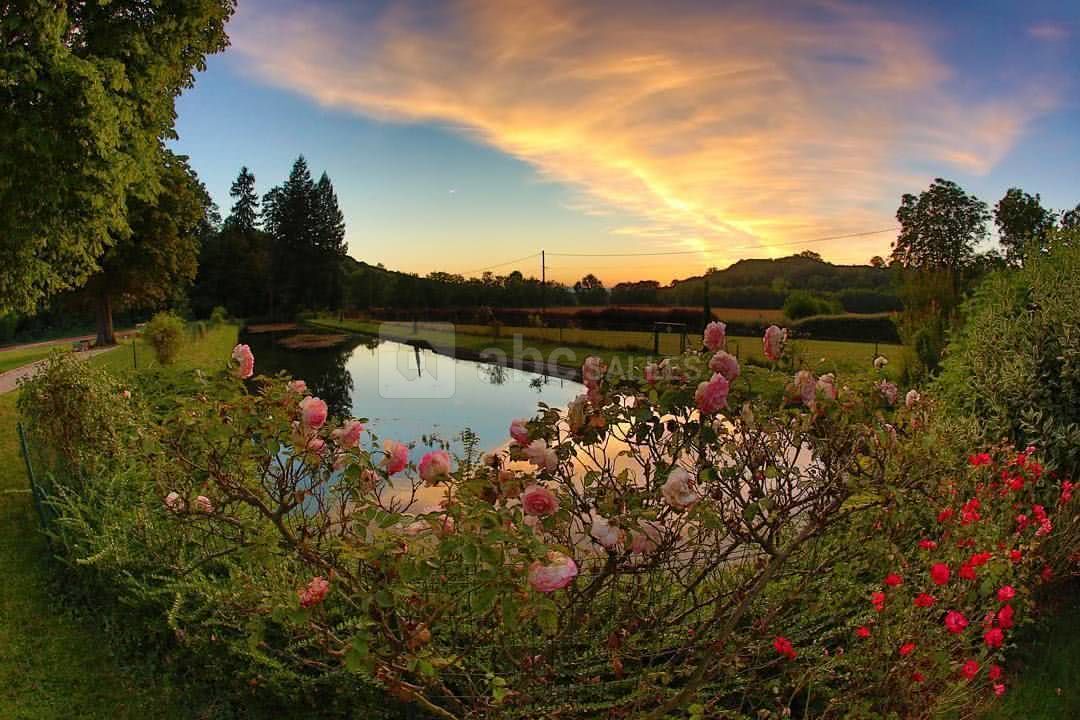 Plan d'eau au coucher du soleil
